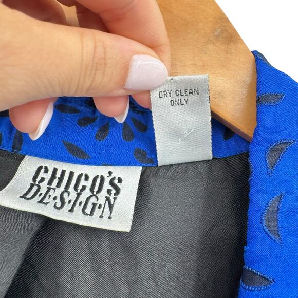 Chico's Vtg Sz 1 Royal Blue Black Textured Beaded 100% Silk Button Front Blouse - Picture 11 of 12